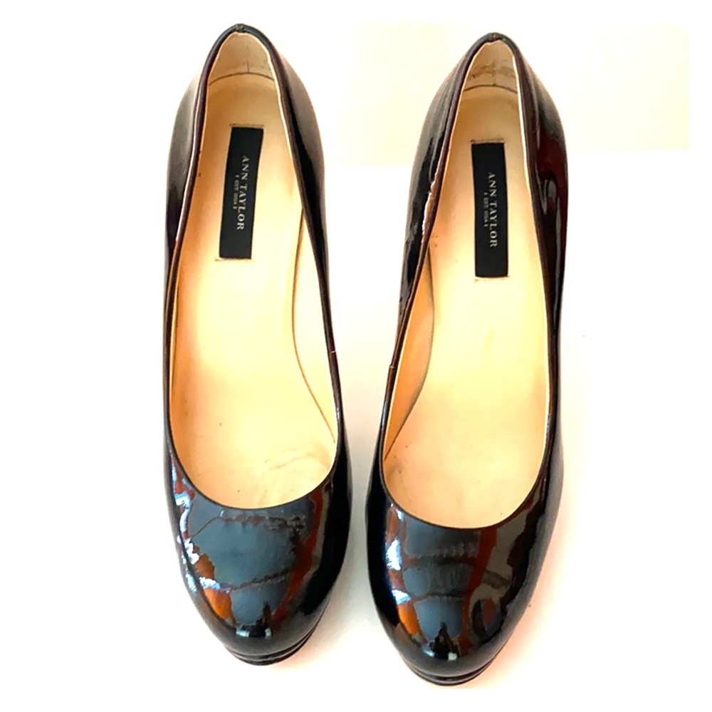 Ann Taylor black patent leather pumps.
